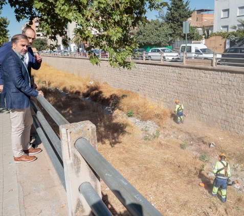 ©Ayto.Granada: EL AYUNTAMIENTO LIMPIA EL CAUCE DEL RO MONACHIL A SU PASO POR LA CIUDAD DE FORMA MANUAL PARA PRESERVAR LAS ESPECIES AUTCTONAS  